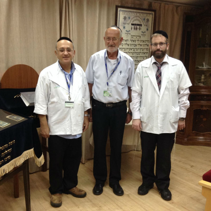 רב כרמל הרב מאיר אינדיק,יעקב שוורץ וחביב בנאי בבית הכנסת המשודרג בביה"ח